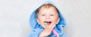 Garoto Escovando os Dentes